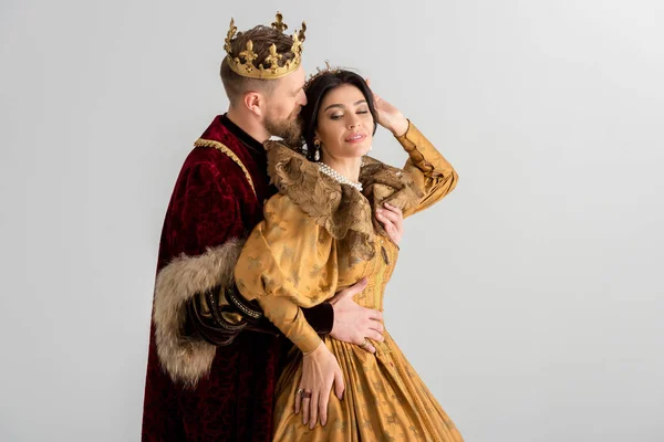 Rei Com Coroa Beijando Abraçando Rainha Sorridente Isolado Cinza — Fotografia de Stock