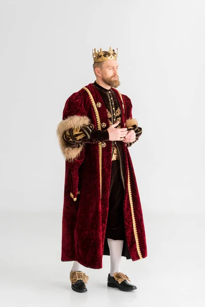 Красивый Король Короной Смотрящий Сторону Сером Фоне — стоковое фото