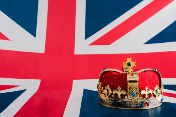 Золотая корона на британском флаге с копировальным пространством
