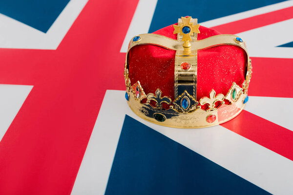 Золотая корона на британском флаге с копировальным пространством
 