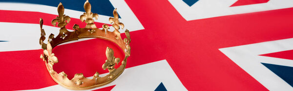 панорамный снимок золотой короны на британском флаге
 
