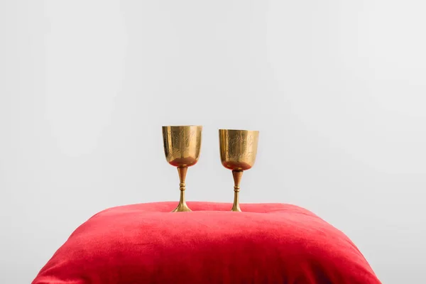Золотые Чаши Красной Подушке Изолированные Белом — стоковое фото