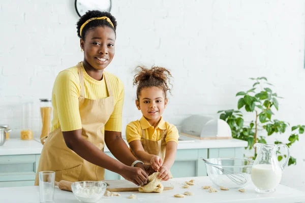 Mama Afro Americană Lângă Copil Fericit Sculptând Găluște Bucătărie — Fotografie, imagine de stoc