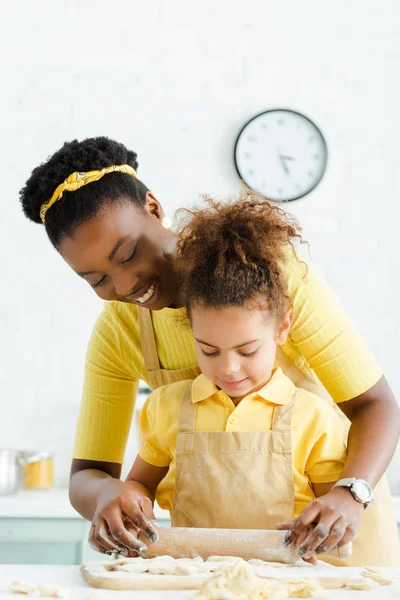 Mignon Afro Américain Enfant Tenant Rouleau Pâtisserie Près Mère Heureuse — Photo