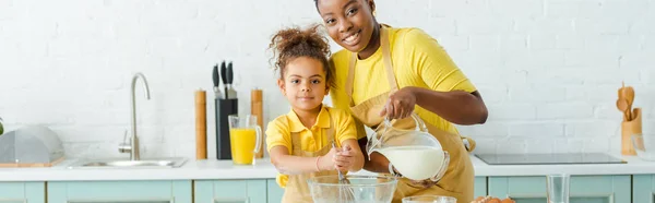 Panoramisch Schot Van Vrolijk Afrikaans Amerikaans Moeder Gieten Melk Kom — Stockfoto