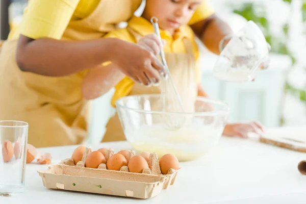 Foco Seletivo Ovos Perto Criança Afro Americana Mãe Misturando Ingredientes — Fotografia de Stock