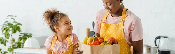 Plano Panorámico Niño Afroamericano Feliz Mirando Madre Cerca Comestibles — Foto de Stock