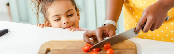 Panoramisch Schot Van Afrikaanse Amerikaanse Vrouw Snijden Cherry Tomaten Snijplank — Stockfoto