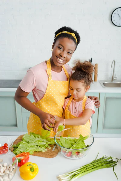Alegre Afro Americana Mãe Bonito Criança Preparando Salada — Fotografia de Stock