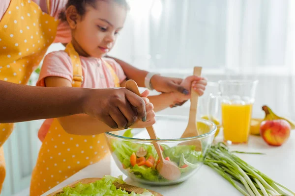 Vista Recortada Madre Afroamericana Niño Mezclando Ensalada Fresca — Foto de Stock