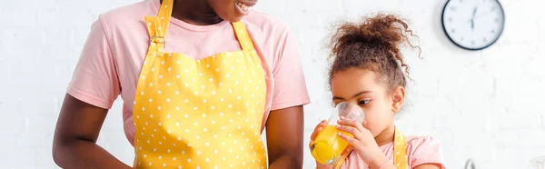 Plan Panoramique Heureuse Mère Afro Américaine Souriant Près Fille Mignonne — Photo