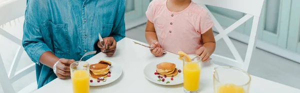 Tiro Panorâmico Afro Americano Mãe Filha Segurando Talheres Perto Panquecas — Fotografia de Stock