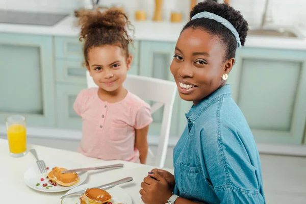 Selective Focus Cheerful African American Mother Daughter Looking Camera Tasty — Stock Photo, Image
