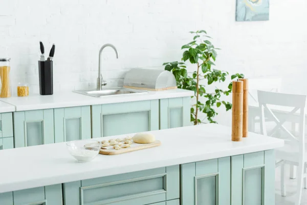 Modern Mutfakta Hamur Köftelerinin Yanında Cam Kasede Var — Stok fotoğraf