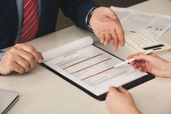 Beskärd Agent Gester Nära Urklipp Med Försäkring Bokstäver Nära Kvinna — Stockfoto