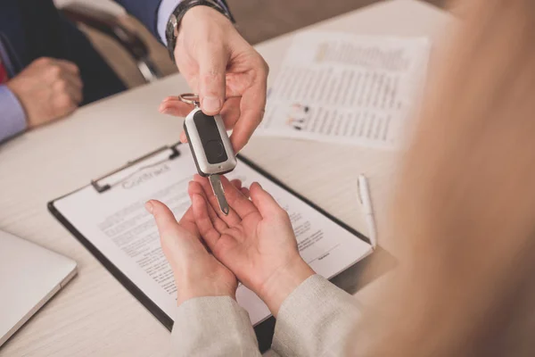 Fuoco Selettivo Dell Agente Che Chiave Dell Automobile Cliente Vicino — Foto Stock