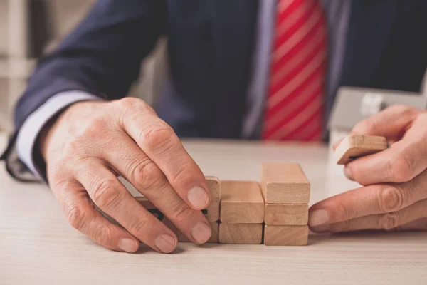 Beskärd Över Agens Som Håller Träkuber — Stockfoto