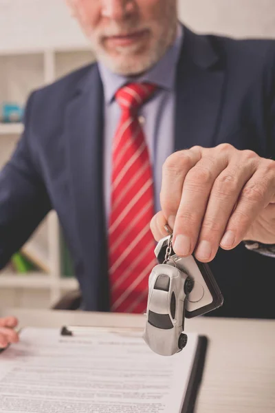 Selektiver Fokus Des Bärtigen Agenten Mit Autoschlüssel — Stockfoto