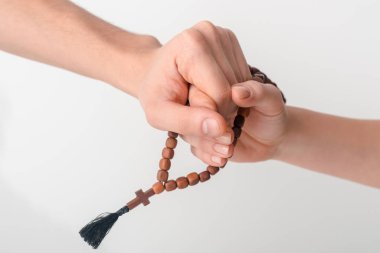 Tespihli bir adam ve beyaz insan hakları kavramında el ele tutuşan bir kadın. 
