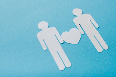 Eşcinsel çiftlerin kağıt kesiği figürleri mavi, cinsel eşitlik kavramına göre izole edilmiş. 