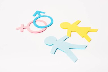 Kağıt, beyaz, cinsel eşitlik kavramına izole edilmiş cinsiyet işaretlerinin yakınındaki insanları kesti. 