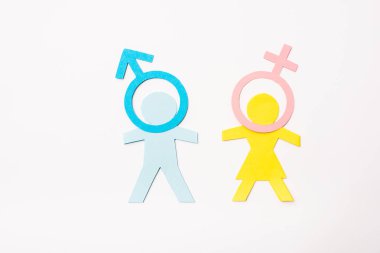 Mavi ve sarı kağıtların üst görünümü, beyaz ve cinsel eşitlik kavramında izole edilmiş cinsiyet işaretlerinin yakınındaki insanları kesiyor 