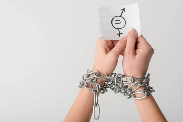 Bijgesneden Beeld Van Vrouw Metalen Kettingen Met Papier Met Gendersymbool — Stockfoto