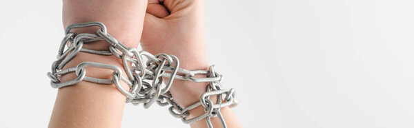 панорамный снимок женщины в металлических цепях, изолированных на белом, концепции прав человека
 