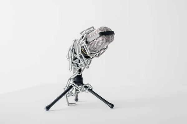 Microphone Dans Chaînes Métalliques Isolé Sur Blanc Concept Liberté Expression — Photo