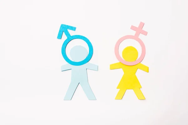 蓝色和黄色纸的顶视图将接近性别标志的人从基于白人 两性平等的概念上分割开 — 图库照片