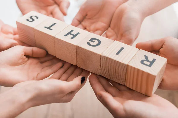 Vista Cortada Quatro Pessoas Segurando Cubos Madeira Com Letras Direitos — Fotografia de Stock