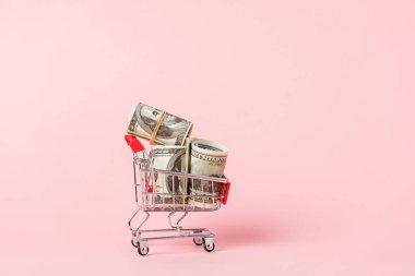 Pembe banknotlu oyuncak alışveriş arabası, kiralama konsepti 