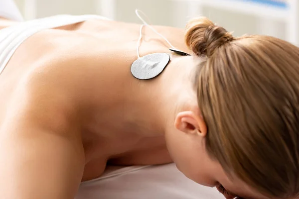 Concentration Sélective Jeune Femme Couchée Sur Canapé Massage Pendant Électrothérapie — Photo