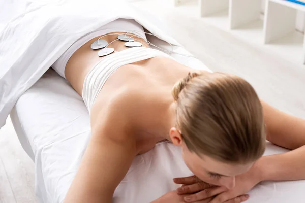 Ansicht Der Jungen Frau Auf Der Massageliege Während Der Elektrodenbehandlung — Stockfoto