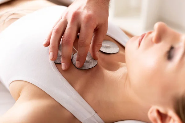 Selective Focus Therapist Setting Electrode Chest Patient Electrode Treatment — Stock Photo, Image