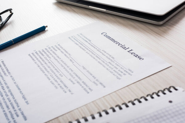 избирательный фокус документа с надписью коммерческой аренды на столе
 