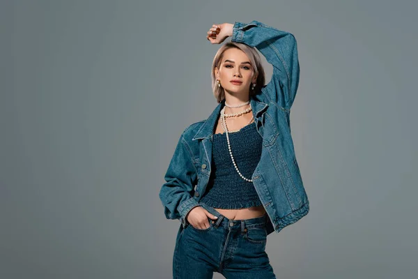 Attraktiv Kvinna Denim Jacka Och Jeans Tittar Kameran Isolerad Grå — Stockfoto