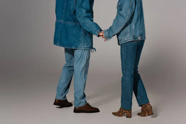 Vista Cortada Homem Mulher Elegante Jaquetas Jeans Jeans Mãos Dadas — Fotografia de Stock