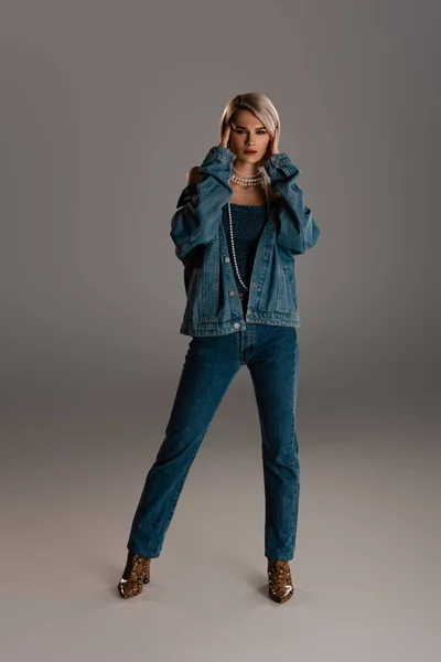 Attraktiv Och Trött Kvinna Denim Jacka Och Jeans Vidrör Huvudet — Stockfoto