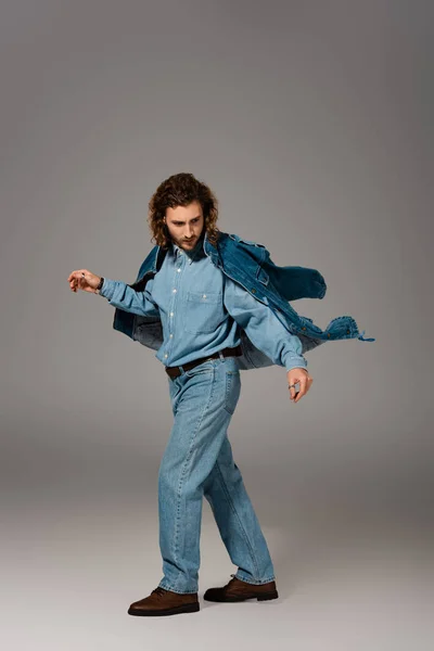 Uomo Bello Elegante Giacca Denim Jeans Posa Sfondo Grigio — Foto Stock