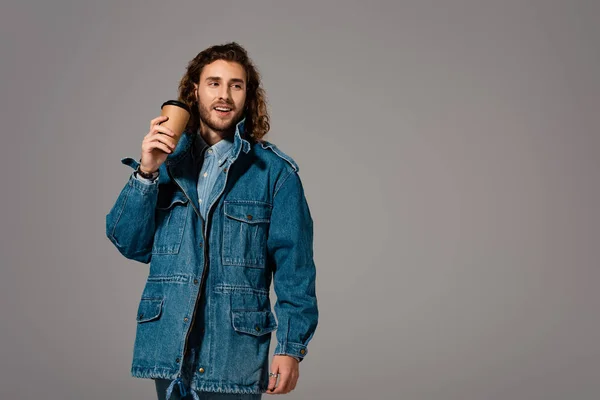 Hombre Sonriente Elegante Chaqueta Mezclilla Sosteniendo Taza Papel Aislado Gris — Foto de Stock