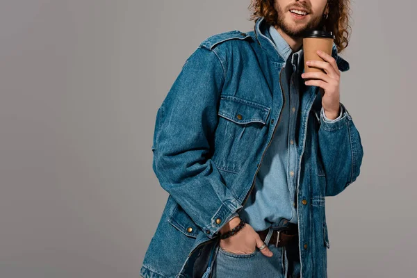 Обрезанный Вид Улыбающегося Человека Джинсовой Куртке Бумажной Чашкой Изолированной Сером — стоковое фото