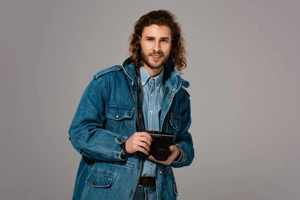 Homem Sorridente Jaqueta Jeans Segurando Câmera Digital Isolada Cinza — Fotografia de Stock