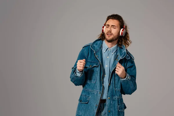 Hombre Guapo Elegante Chaqueta Mezclilla Escuchando Música Con Auriculares Aislados — Foto de Stock