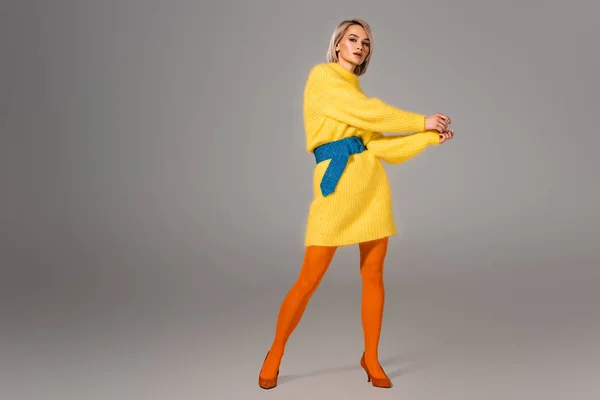 Atractiva Mujer Vestido Amarillo Mirando Cámara Sobre Fondo Gris — Foto de Stock