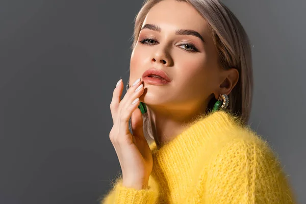 Atractiva Mujer Vestido Amarillo Con Pendientes Mirando Cámara Aislada Gris —  Fotos de Stock