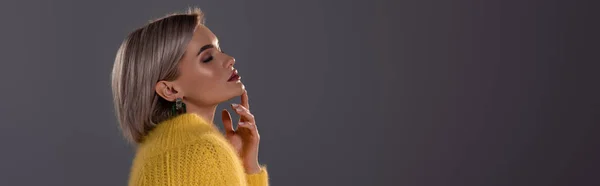 Plano Panorámico Mujer Atractiva Vestido Amarillo Con Los Ojos Cerrados — Foto de Stock