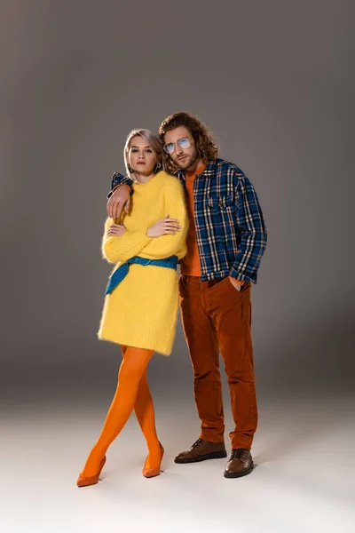 Hombre Guapo Camisa Mujer Abrazada Vestido Amarillo Con Brazos Cruzados — Foto de Stock