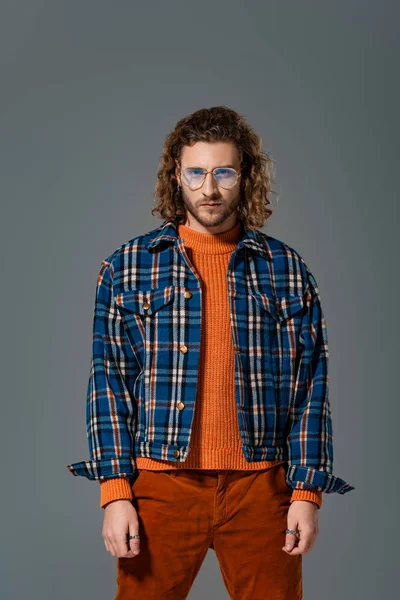 Homem Bonito Camisa Olhando Para Câmera Isolada Cinza — Fotografia de Stock