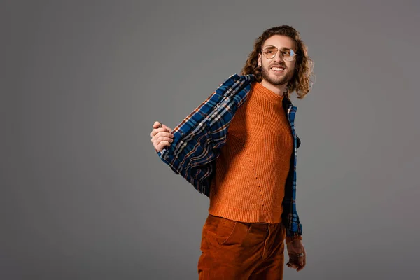 Bonito Sorridente Homem Camisa Olhando Para Longe Isolado Cinza — Fotografia de Stock